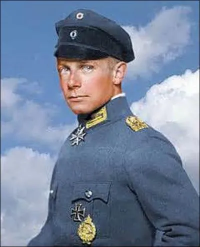 Pilote allemand, né à Francfort en avril 1896, je détiens 62 victoires. Tournant après le conflit plusieurs films où j'interprète mon propre rôle, je dirige pendant la Seconde Guerre mondiale sous les ordres de Göring le ministère de l'Air. Suite à l'échec de la bataille d'Angleterre, je me vois très contesté. Toujours soutenu par Hermann, je finis par me suicider le 17 novembre 1941 :