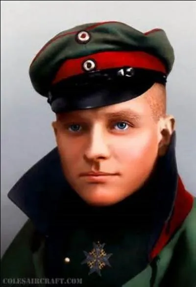 As des as, légende la Première Guerre mondiale, surnommé "Le Baron Rouge", je nais en mai 1892 en Allemagne à Breslau. Comptabilisant 80 victoires à mon actif, je me fais finalement abattre par un tir de mitrailleuse au-dessus de Vaux-sur-Somme (Somme) le 21 avril 1918. Touché, j'arrive tout de même avant de m'éteindre à poser mon Fokker Dr.I peint en rouge vif. Je me nomme :