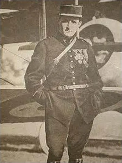 Auteur de 41 victoires, quatrième as français de la Grande Guerre, je vois le jour à Bizerte (Tunisie) en juillet 1892. Fait rare, mon appareil ne sera jamais touché par une seule balle durant le conflit. Je décède (ironiquement) le 11 novembre 1924 dans ma ville natale, lors d'une démonstration dans le cadre d'une inauguration d'un monument à la gloire de Roland Garros. Je me nomme :