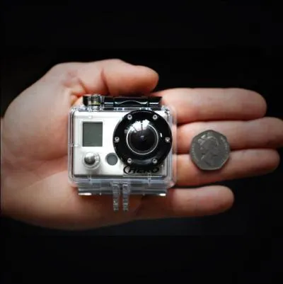 Voici la dernière caméra GoPro , la Hero3.Plus petite que les précédentes, combien mesure-t-elle ? (en mm)