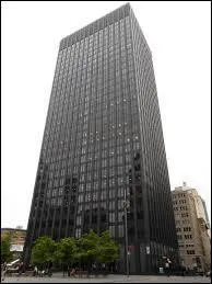 Ce gratte-ciel a été construit en 1968, comment s'appelle-t-il ?