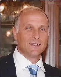 Lequel de ces hommes détient le record du monde du 500 mètres, fait en 1 min 00 s 08 ?