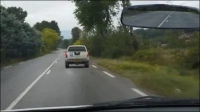 Dans cette situation, le véhicule me gêne car il roule à 50 km/h. Puis-je le doubler ?