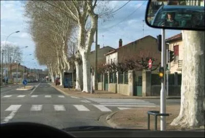 Dans cette situation, je roule à 30 km/h, et le feu orange vient de s'allumer, que dois-je faire ?