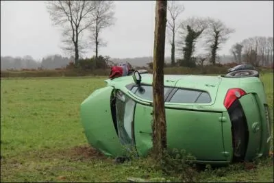 Je suis le premier arrivé sur les lieux d'un accident, qu'est-il conseillé de faire ?