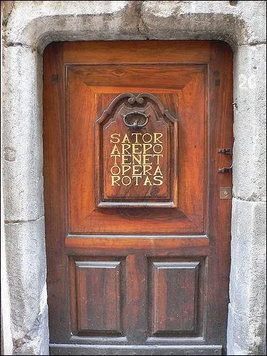 Connu depuis l'antiquité ce mystérieux cryptogramme romain, figure sur une porte à Grenoble, d'autres sont répertoriés en divers lieux du monde. Il s'agit d'un :