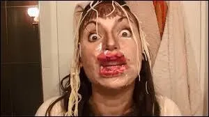 Que se met-elle sur les lèvres pour qu'elles soient "pulpeuses" ?