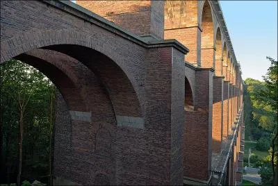 Le Göltzschtalbrücke, de 578 mètres de long, est le plus grand pont en briques
au monde ( 26 000 000 de briques). Il a été construit en 1851 en :