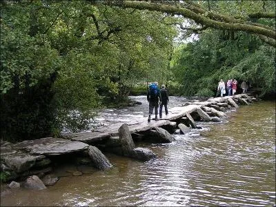 Ce pont, le Tar -Streps, date de 1 000 ans av. J.-C. . Il traverse la rivière Barle en :