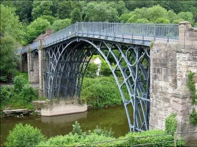L'Iron Bridge, de 60 mètres de longueur, est le premier pont en fonte au monde. Il a été construit en 1779 en :