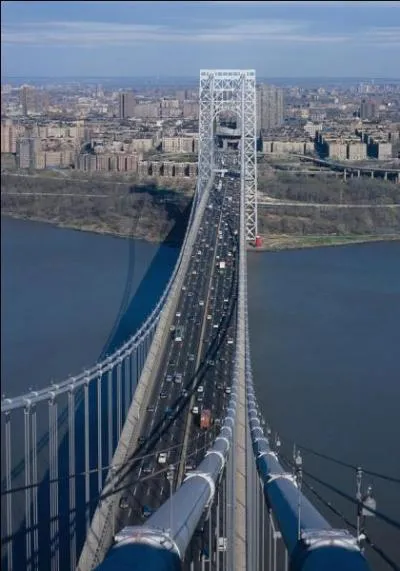 Le pont Georges Washington, de 1450 mètres sur l'Hudson, détient le record du nombre de voies de circulations (14). Il a été construit en 1931 à :