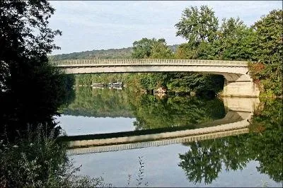 Ce pont routier sur la Marne est le premier pont en béton précontraint de plus de 50 mètres de portée. Il a été construit en Seine-et-Marne à :