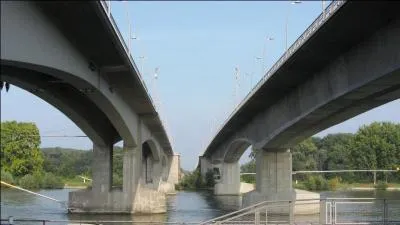 Le pont de Nibelungen, de 744 mètres sur le Rhin, est le premier pont en béton précontraint construit en encorbellement. Il date de 1953 et est situé en(aux) :