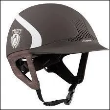 Comment s'appelle le casque porté par les cavaliers en équitation ?
