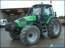 Le tracteur de cet agriculteur est un ...