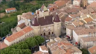 Le donjon du château offre une vue exceptionnelle sur la vallée de l'Ardèche. En 2010, le chanteur Jean Ferrat est décédé à l'hôpital de cette ville qui est...