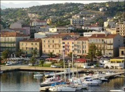 En 1873, la construction de la route reliant Ajaccio à Bonifacio a contribué au développement de cette ville de Corse-du-Sud. Son port devient le débouché maritime de Sartène. Quelle est cette ville ?