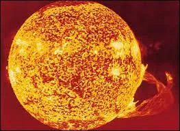 Donnez le nom de l'élément abrégé "Si" faisant partie de la famille des cristallogènes.