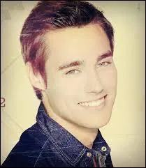 Jorge a créé un compte YouTube où il met des vidéos tous les mercredis.