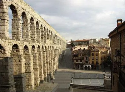 Cet aqueduc de 1 200 m de long et de 35 m de hauteur a &eacute;t&eacute; construit en l'an 80 en Espagne, il est inscrit au patrimoine mondial de l'UNESCO. Il est situ&eacute; &agrave; :
