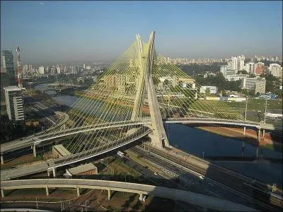 Le pont Oct&aacute;vio Frias de Oliveira construit en 2008, est l'unique pont suspendu au monde &agrave; deux tabliers courbes. Il est situ&eacute; au :