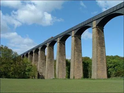 Le pont-canal de Pontcysyllte de 305m sur la rivi&egrave;re Dee, a &eacute;t&eacute; construit en 1805. Il a &eacute;t&eacute; inscrit au patrimoine mondial de l'UNESCO en 2009. Il est situ&eacute; au / en :