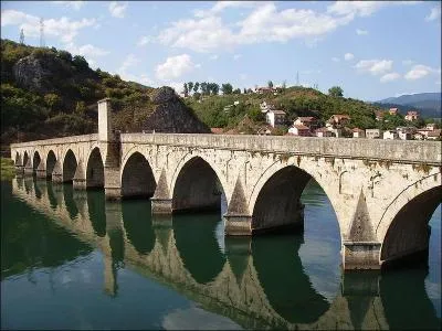Le pont Mehed Pacha Sokolovic de 180 m sur 11 arches a &eacute;t&eacute; construit en 1577. Il a &eacute;t&eacute; inscrit au patrimoine mondial de l'UNESCO en 2007. Il est situ&eacute; en :