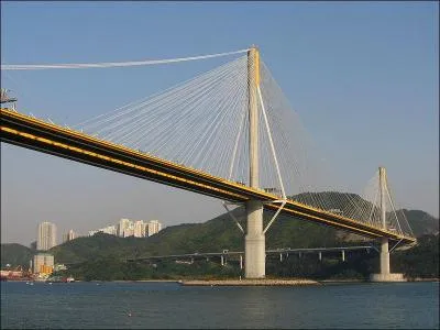 Le pont Ting Kau de 1 177 m&egrave;tres, construit en 1998 en Chine, est le plus grand pont &agrave; haubans &agrave; 4 trav&eacute;es au monde. Il est situ&eacute; &agrave; :
