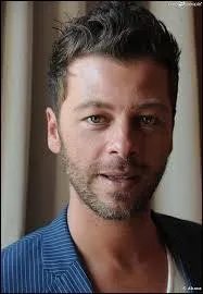 En 2008, Christophe Maé a sorti un album live ''Comme à la maison'' . Quelle chanson ne pouvait-elle pas y figurer car elle date de 2013 ?