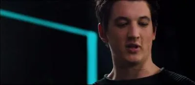 Après avoir trahi Tris et Quatre, Peter changea de faction. il devint