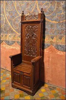 Comment appelle-t-on ce siège médiéval ?