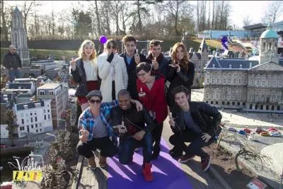 León fait une chute à moto. Grâce à quoi s'est-il réveillé ?