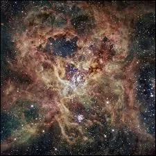 Plus la quantité de matière contenue dans une étoile est élevée :