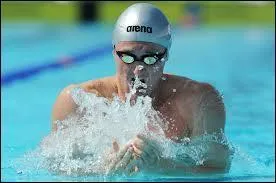 Quel est le record du monde du 100 mètres brasse hommes ?