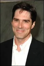 Il est le chef du département de l'étude du comportement du FBI dans la série "Esprits Criminel", c'est...