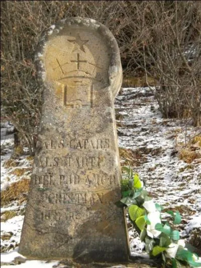 Qui fit placer, en 1961, la stèle dédiée aux martyrs de Montségur ?