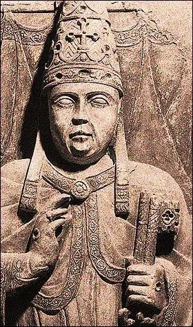 Sous quel nom cet évêque, devenu cardinal, est-il élu pape en décembre 1334 ?