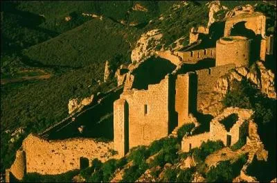 À la suite de quel traité Peyrepertuse devint-il forteresse royale avancée sur la frontière avec l'Aragon ?