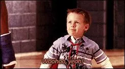 Dans la saison 6, alors que Jamie est en train de faire une cape à Quentin Fields, il apprend qu'il s'est fait tuer par l'agresseur de Brooke Davis, que fait-il ?