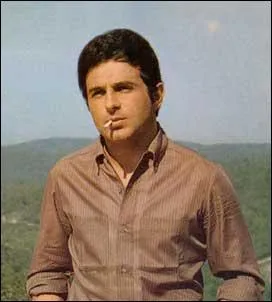 "Ne me dis pas que c'est trop tard. On ne peut pas se séparer comme ça". Que demande le chanteur ?