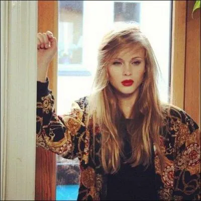 Quelle est la nationalité de la chanteuse ?