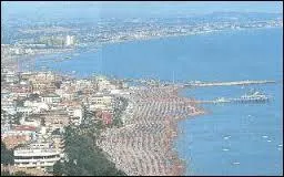 Par quelle mer est baignée Rimini, station balnéaire italienne aux 15 km de plage de sable ?