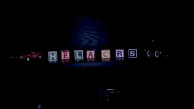 Quel prénom trouve Spencer grâce aux cubes disposés sur une étagère dans la salle de jeu ?