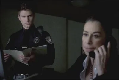 Qu'est-ce que Toby apprend au commissariat de police par le détective Tanner ?