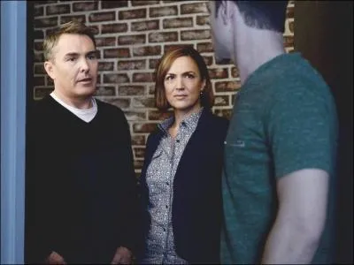 Pourquoi les parents Hastings rendent-ils visite à Toby, Ezra et Caleb ?