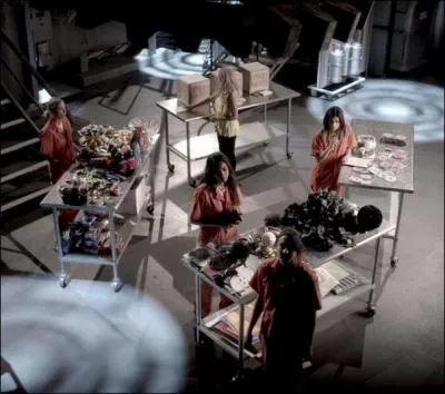 Qu'est-ce que préparent Spencer et la personne révélée vivante pendant l'organisation du bal de -A ?