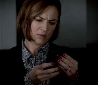 Qui est-ce qui appelle Veronica Hastings lorsqu'elle est avec son futur ex-mari, Toby, Ezra et Caleb, qui vient de partir pour se rendre ?