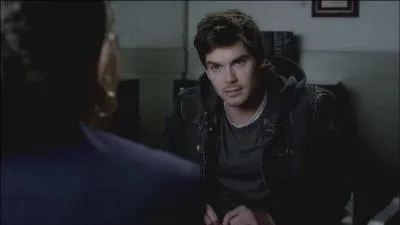 Qui défend Caleb lors de son arrestation au poste de police ?