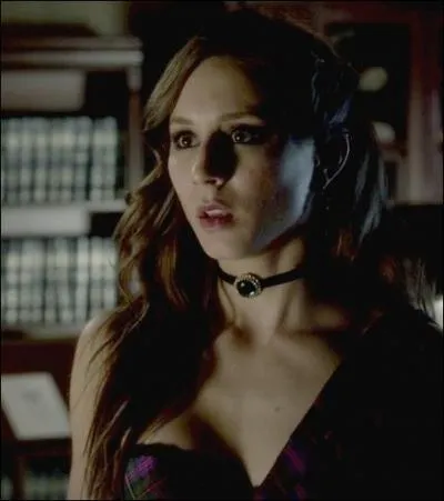 Qui apparait derrière elle ?