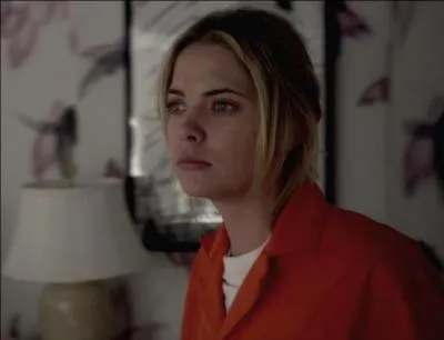 Quelles sont les réactions d'Hanna quand elle se réveille dans la maison de poupées de -A ?